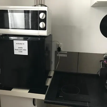 アパート Black And White