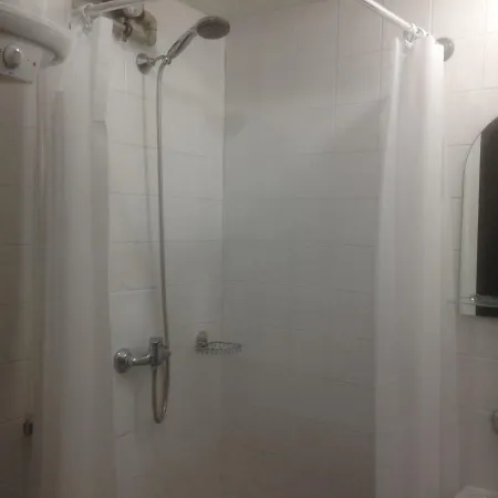 アパート Black And White